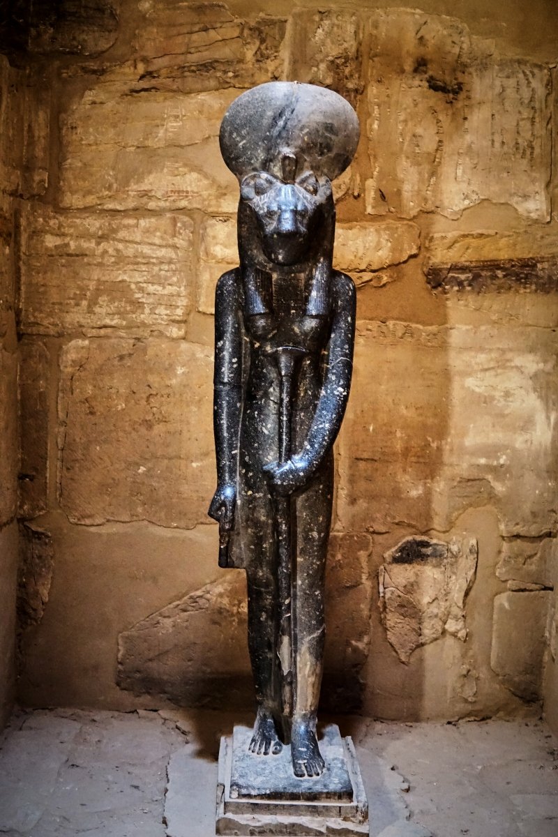 egyiptom szobor isten istennő sakhmet
