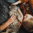 gazdival összebújó boldog macska