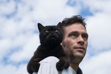 macska a gazdája nyakában vállán