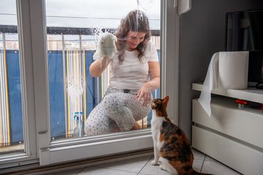 ablakot mos egy lány, a macska nézi