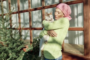 egy rákos betegséggel küzdő hölgy macskával