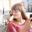 telefonon olvas a macskás nő