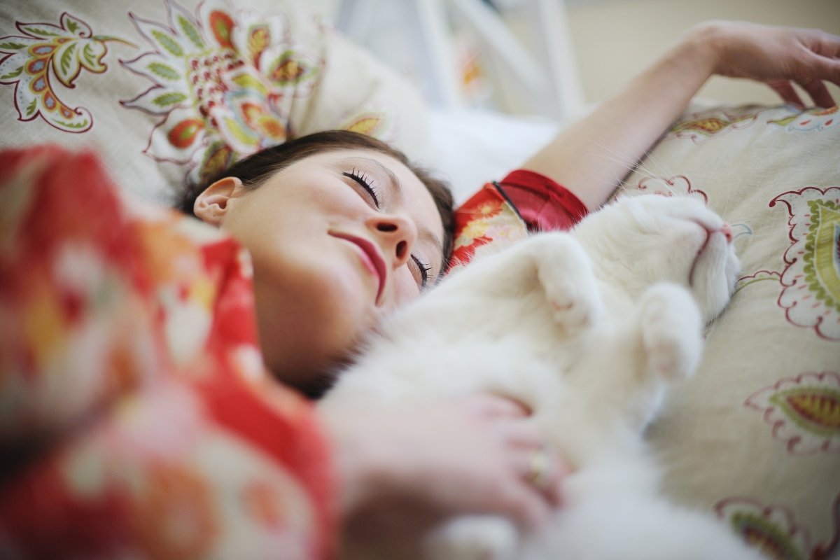 woman sleeping with cat